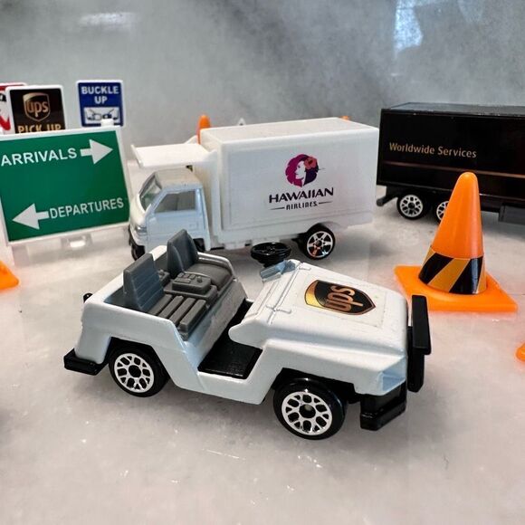 Assorted UPS and Hawaiian Airlines Toy Truck and Accessories Play Set Miniature - Picture 3 of 4
